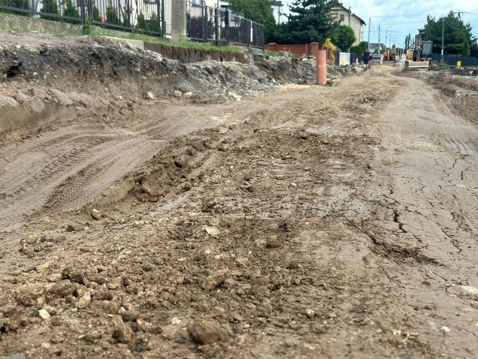 Zdjęcie w galerii na portalu naszraciborz.pl: Wiejska tonie w błocie, mieszkańcy uszkadzają samochody, a starostwo wydało komunikat wiadomości z regionu