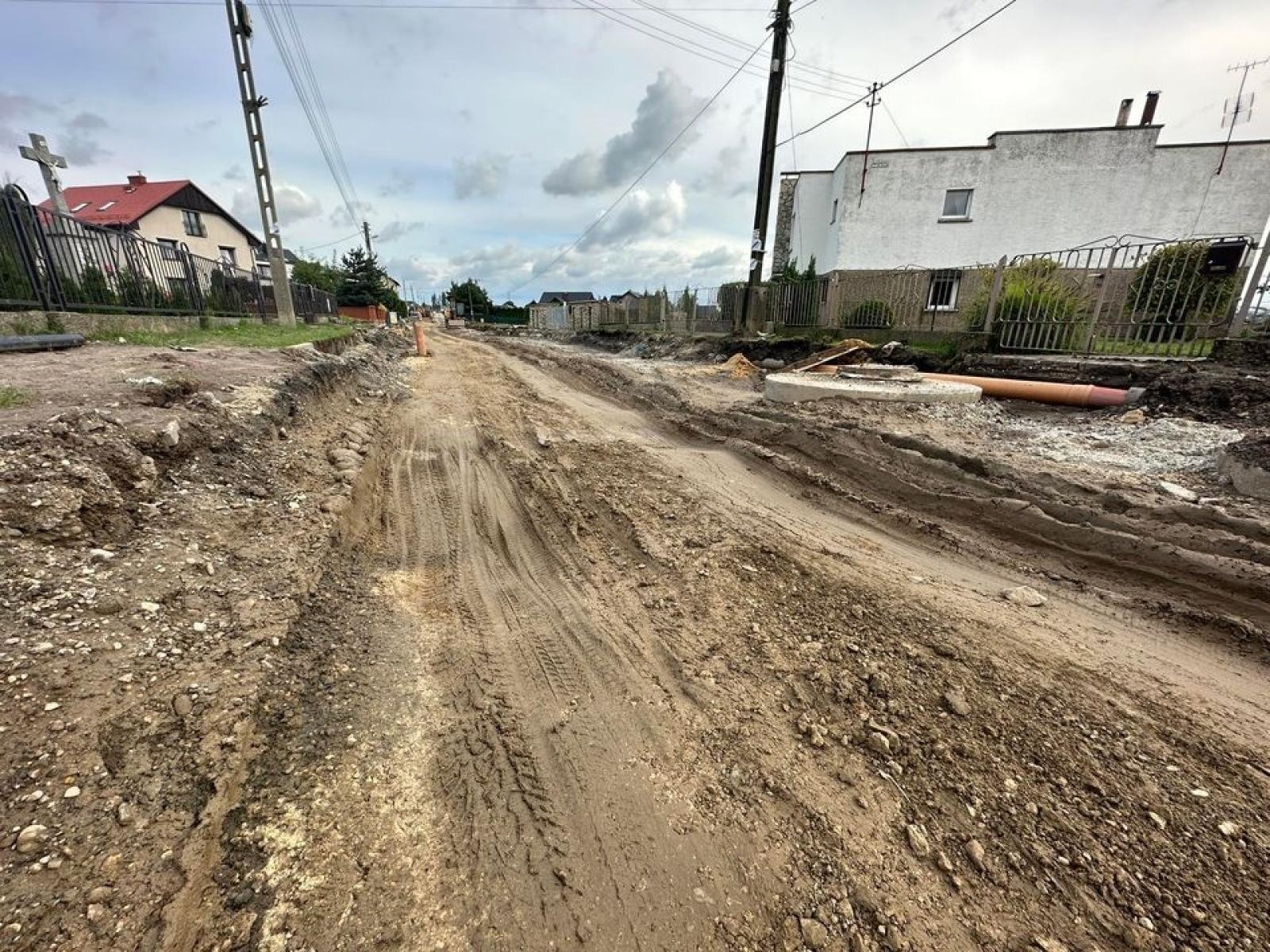 Zdjęcie w galerii na portalu naszraciborz.pl: Wiejska tonie w błocie, mieszkańcy uszkadzają samochody, a starostwo wydało komunikat wiadomości z regionu
