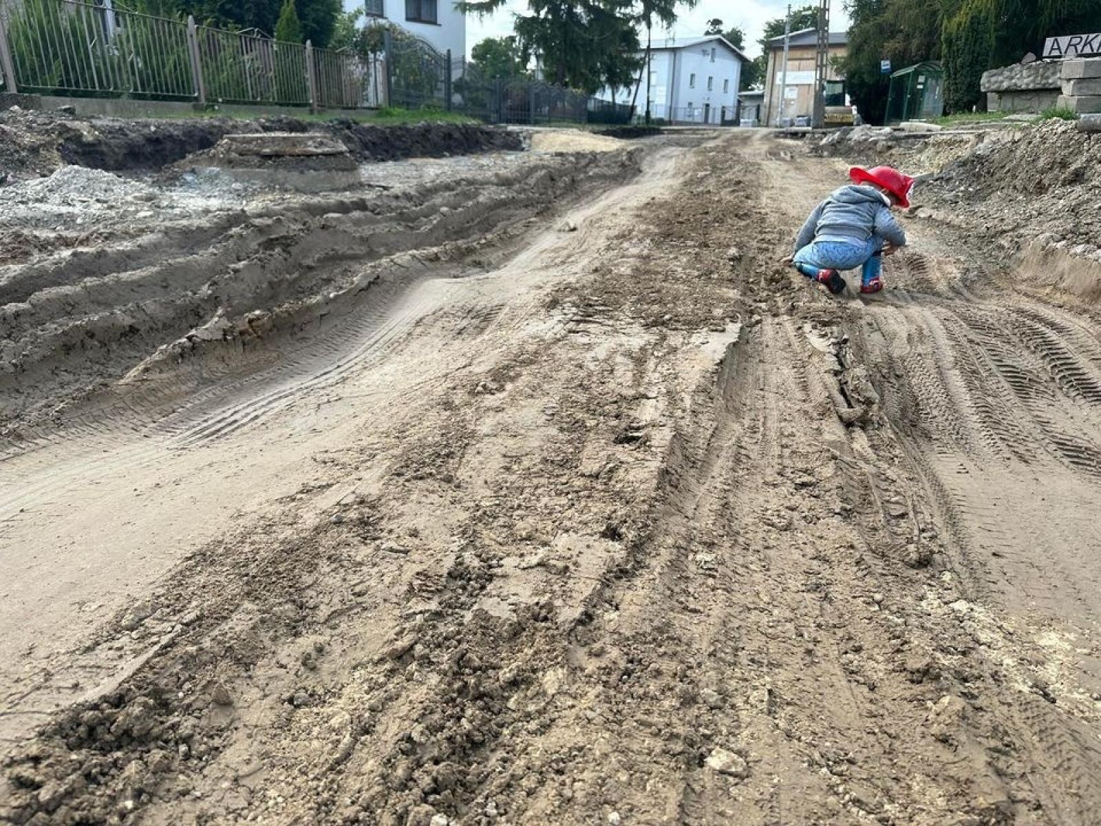 Zdjęcie w galerii na portalu naszraciborz.pl: Wiejska tonie w błocie, mieszkańcy uszkadzają samochody, a starostwo wydało komunikat wiadomości z regionu