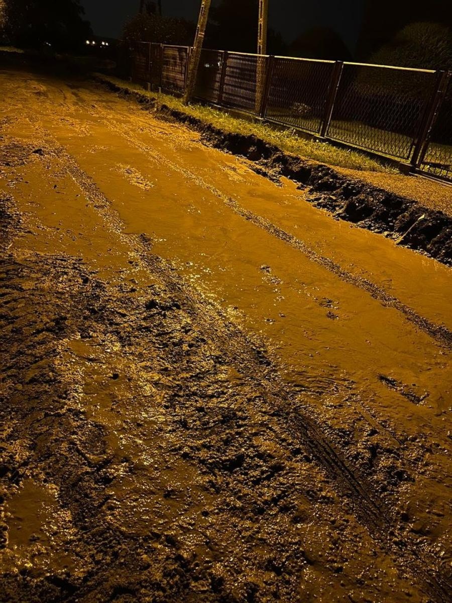Zdjęcie w galerii na portalu naszraciborz.pl: Wiejska tonie w błocie, mieszkańcy uszkadzają samochody, a starostwo wydało komunikat wiadomości z regionu