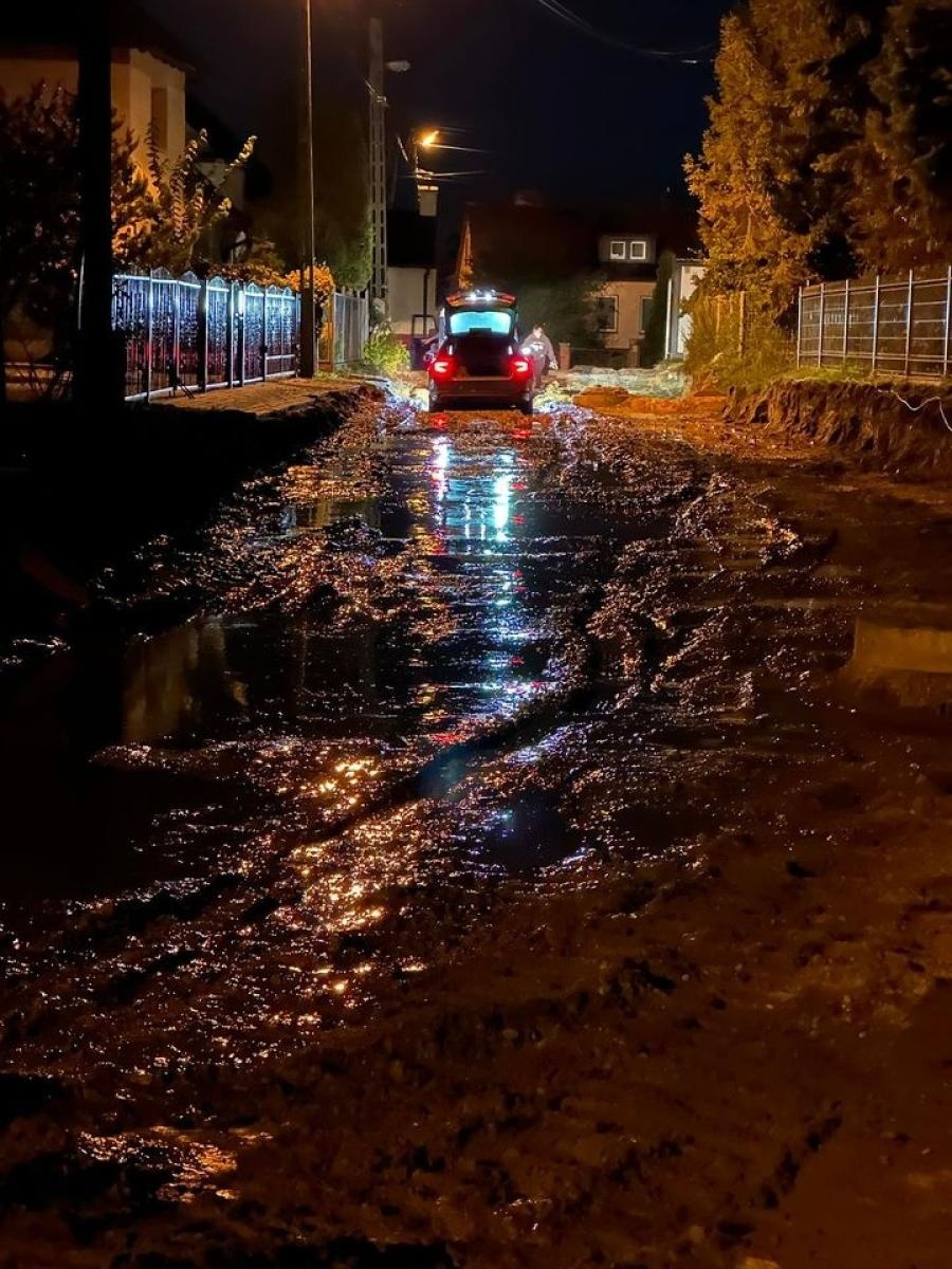 Zdjęcie w galerii na portalu naszraciborz.pl: Wiejska tonie w błocie, mieszkańcy uszkadzają samochody, a starostwo wydało komunikat wiadomości z regionu