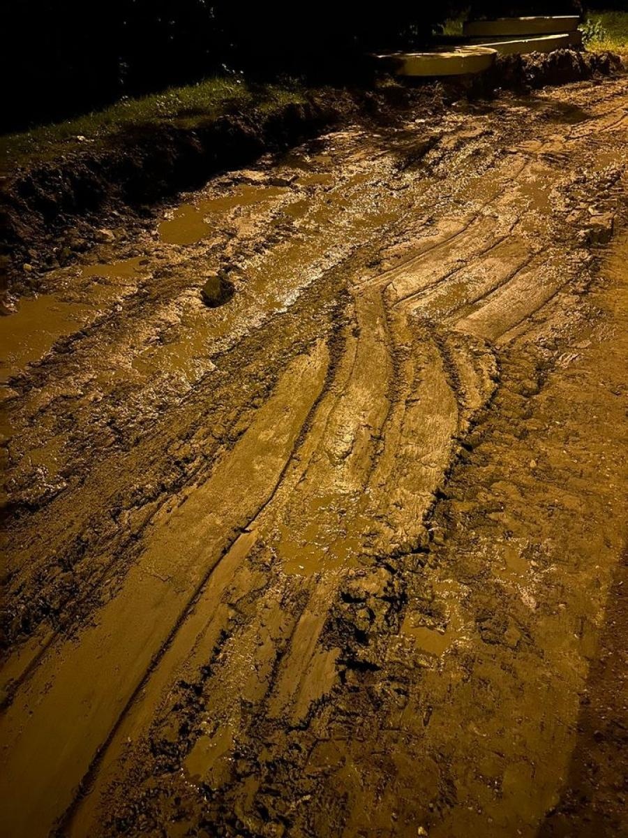 Zdjęcie w galerii na portalu naszraciborz.pl: Wiejska tonie w błocie, mieszkańcy uszkadzają samochody, a starostwo wydało komunikat wiadomości z regionu