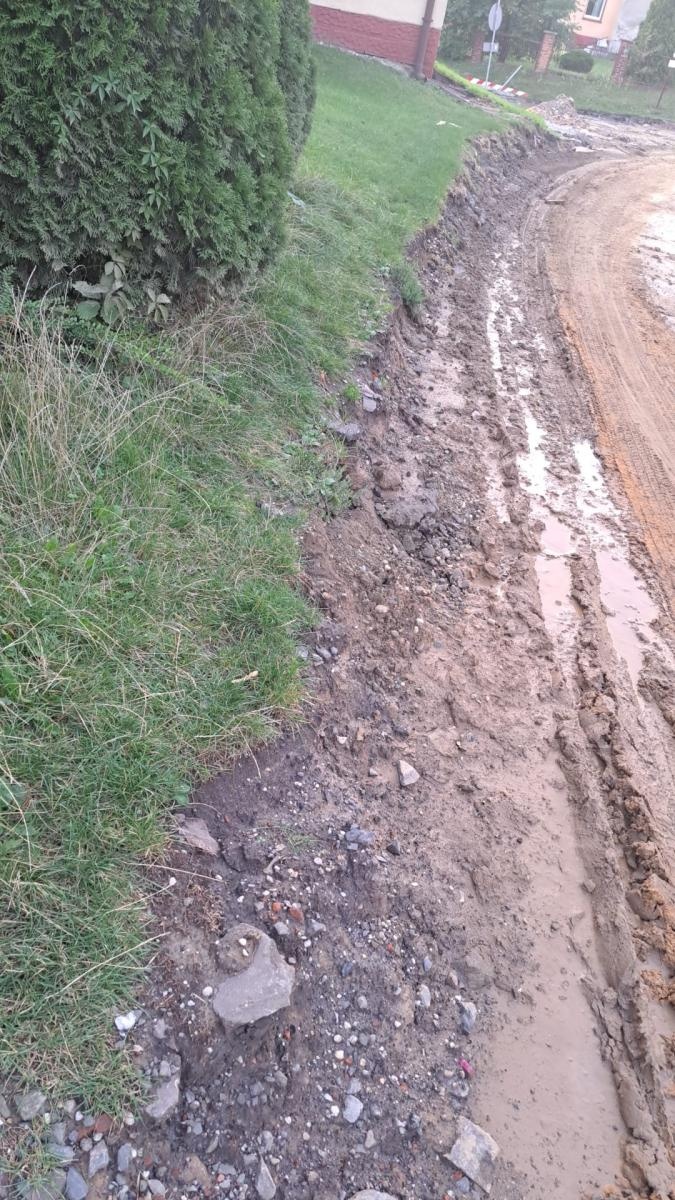 Zdjęcie w galerii na portalu naszraciborz.pl: Wiejska tonie w błocie, mieszkańcy uszkadzają samochody, a starostwo wydało komunikat wiadomości z regionu