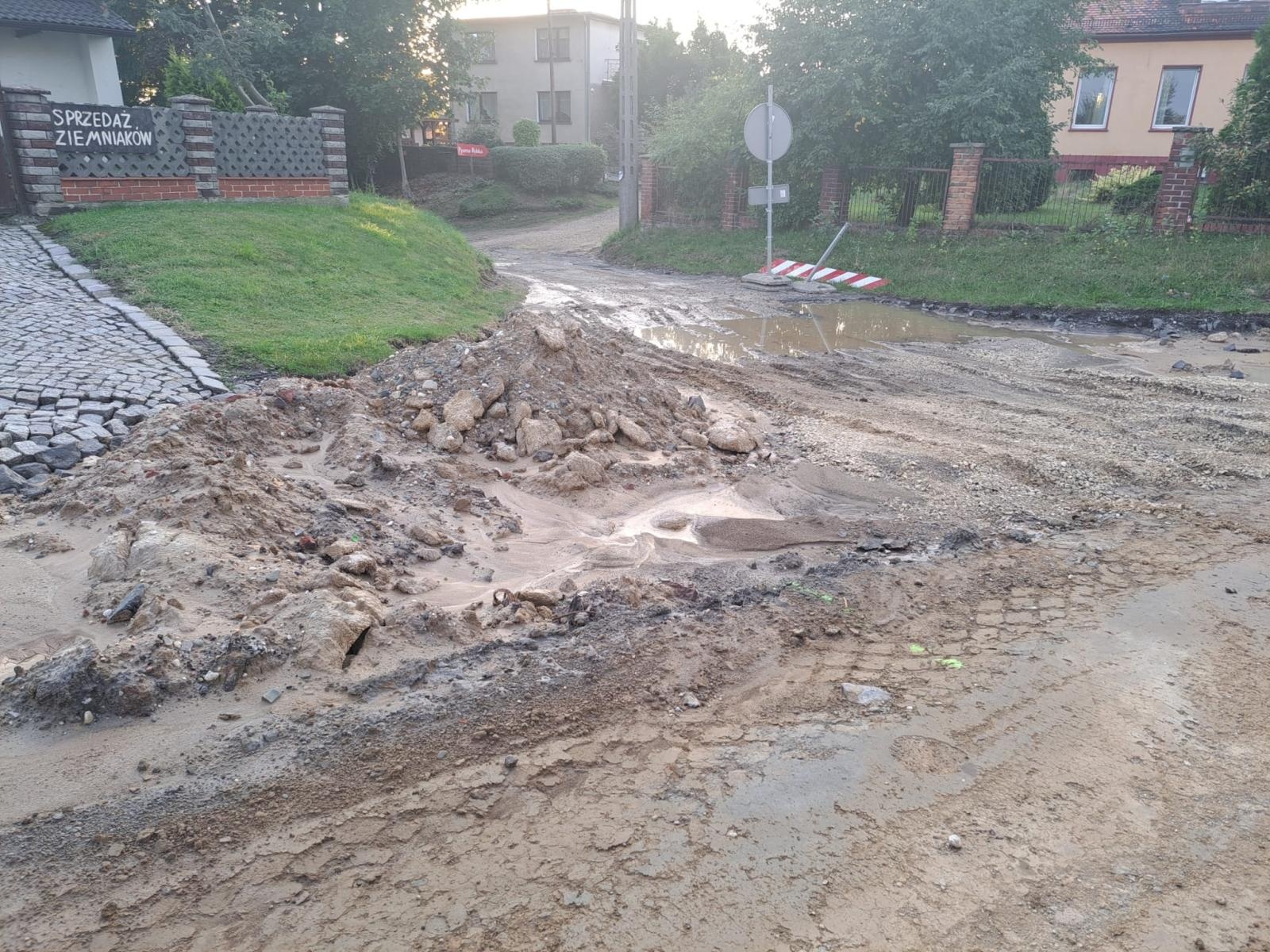 Zdjęcie w galerii na portalu naszraciborz.pl: Wiejska tonie w błocie, mieszkańcy uszkadzają samochody, a starostwo wydało komunikat wiadomości z regionu