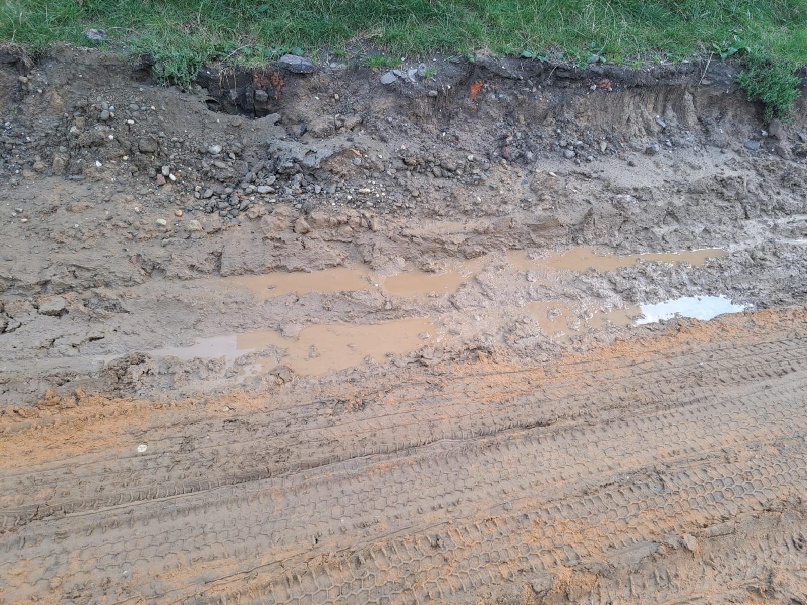 Zdjęcie w galerii na portalu naszraciborz.pl: Wiejska tonie w błocie, mieszkańcy uszkadzają samochody, a starostwo wydało komunikat wiadomości z regionu