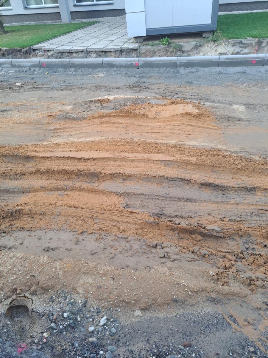 Zdjęcie w galerii na portalu naszraciborz.pl: Wiejska tonie w błocie, mieszkańcy uszkadzają samochody, a starostwo wydało komunikat wiadomości z regionu