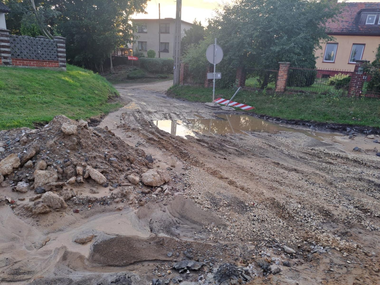 Zdjęcie w galerii na portalu naszraciborz.pl: Wiejska tonie w błocie, mieszkańcy uszkadzają samochody, a starostwo wydało komunikat wiadomości z regionu