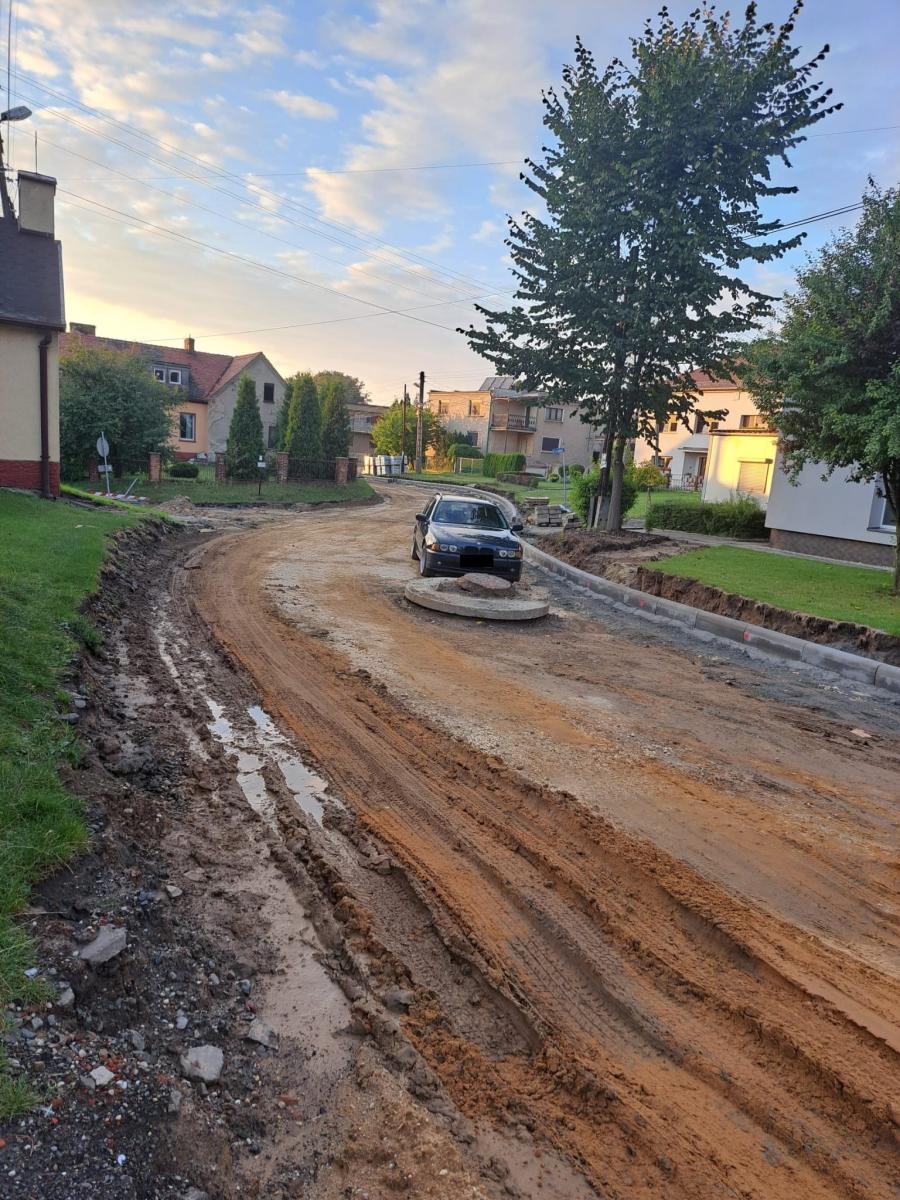 Zdjęcie w galerii na portalu naszraciborz.pl: Wiejska tonie w błocie, mieszkańcy uszkadzają samochody, a starostwo wydało komunikat wiadomości z regionu
