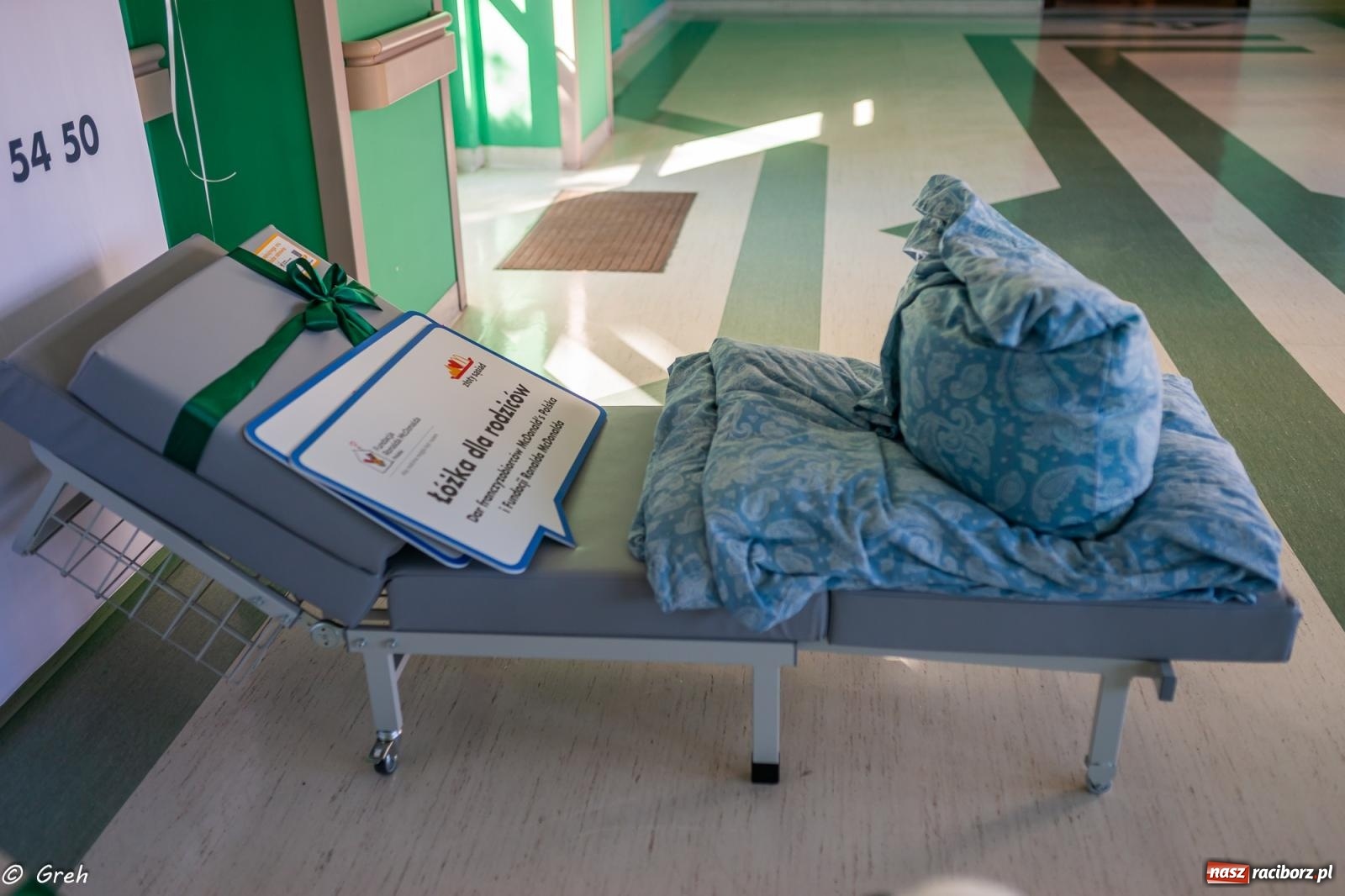 Zdjęcie w galerii na portalu naszraciborz.pl: Aby rodzina mogła być razem. Łóżka dla rodziców trafiły do raciborskiego szpitala wiadomości z regionu