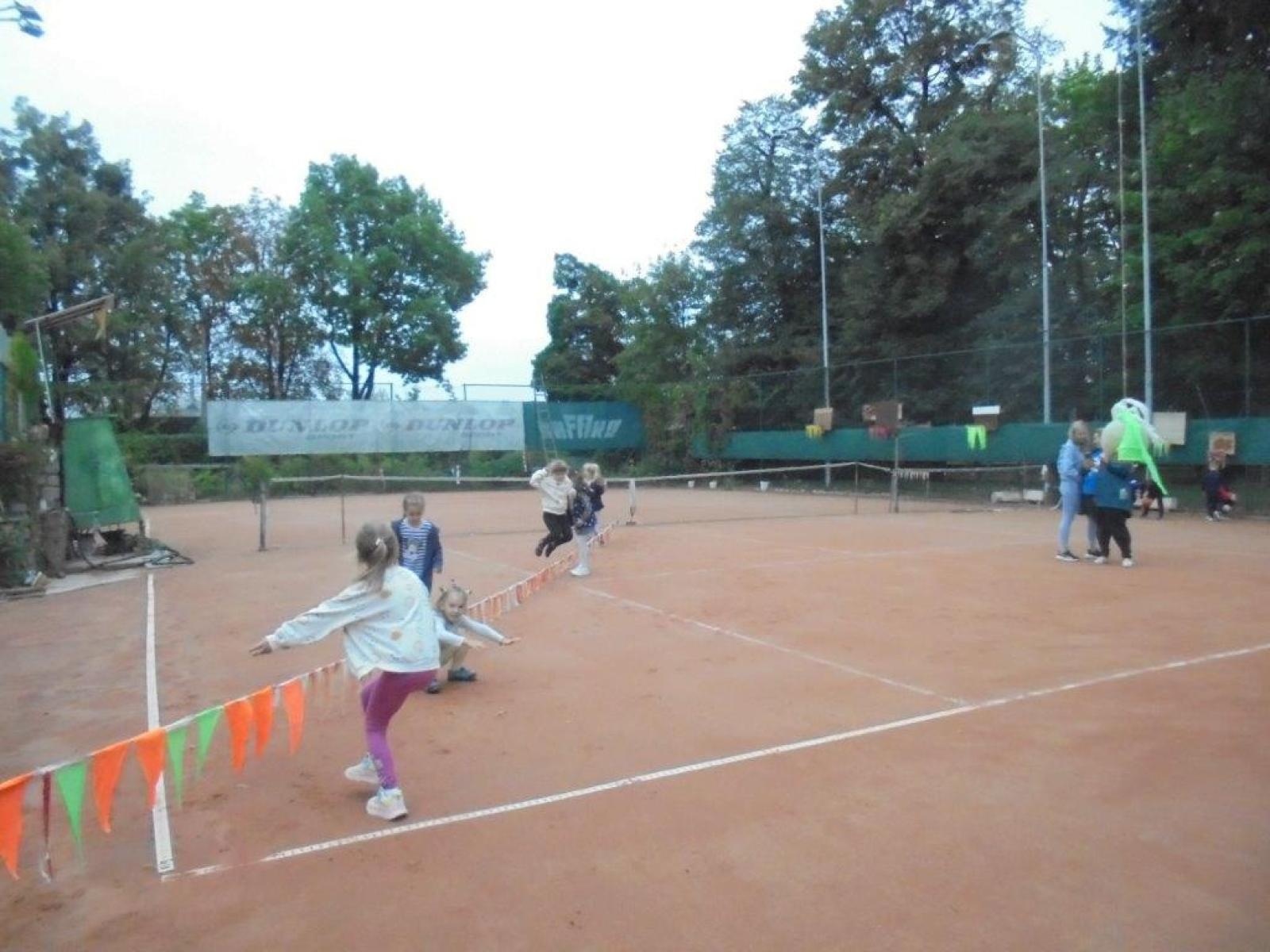 Zdjęcie w galerii na portalu naszraciborz.pl: Tygryski z Bema z wizytą na tenisowym korcie wiadomości z regionu