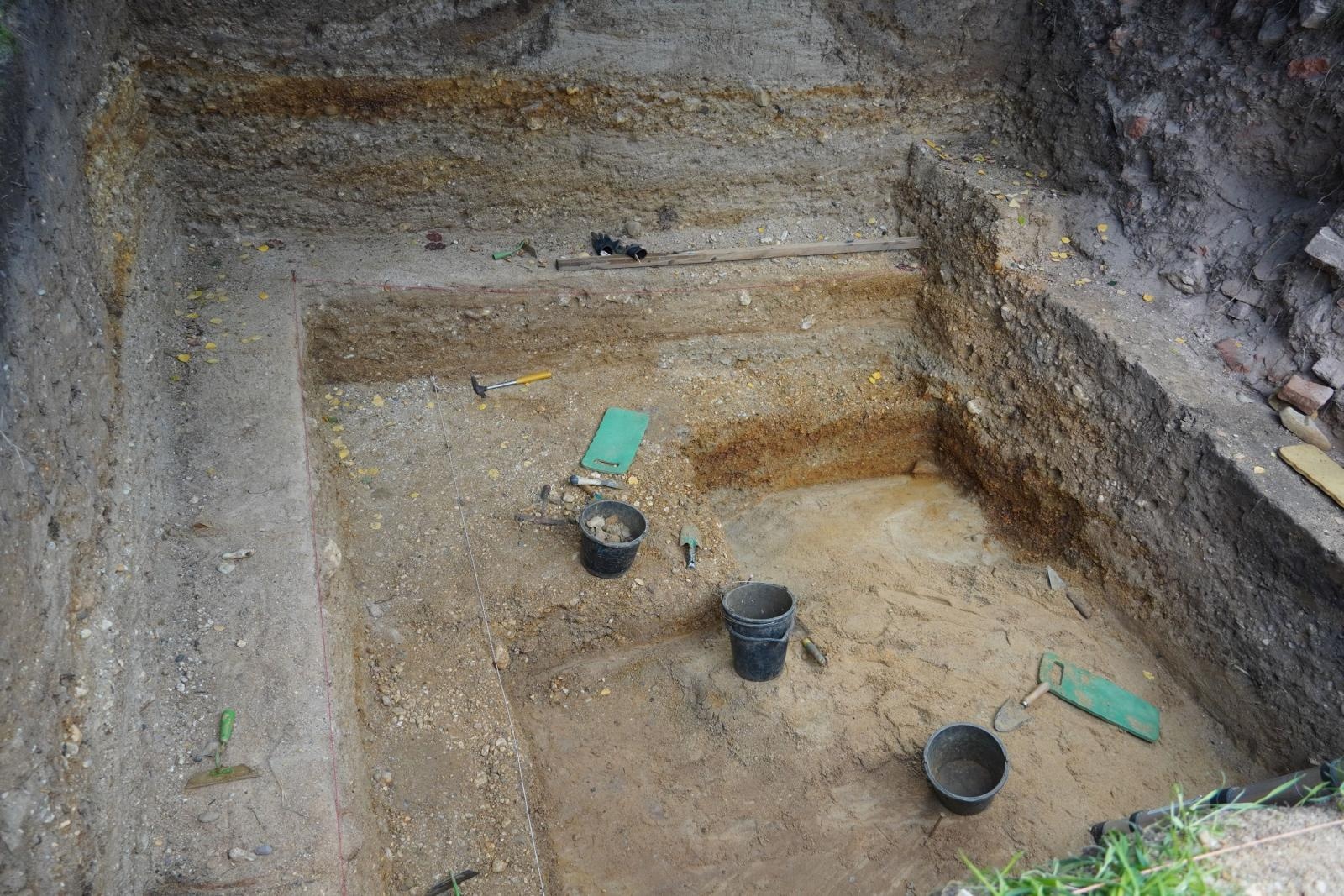 Zdjęcie w galerii na portalu naszraciborz.pl: Kamienne narzędzia neandertalskie sprzed 130 tys. lat odkryto w Raciborzu wiadomości z regionu