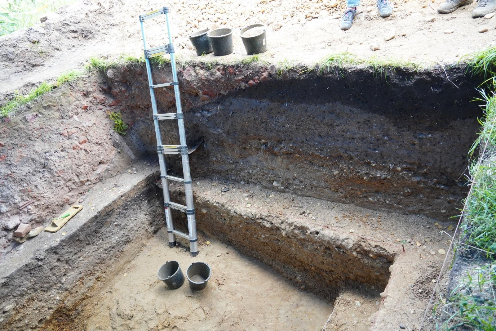 Zdjęcie w galerii na portalu naszraciborz.pl: Kamienne narzędzia neandertalskie sprzed 130 tys. lat odkryto w Raciborzu wiadomości z regionu