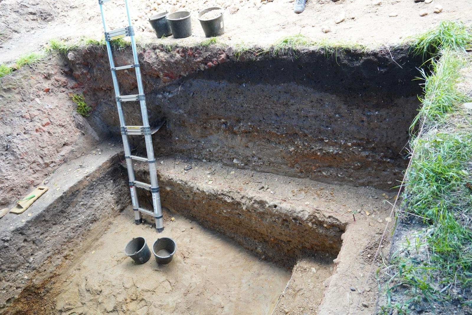 Zdjęcie w galerii na portalu naszraciborz.pl: Kamienne narzędzia neandertalskie sprzed 130 tys. lat odkryto w Raciborzu wiadomości z regionu