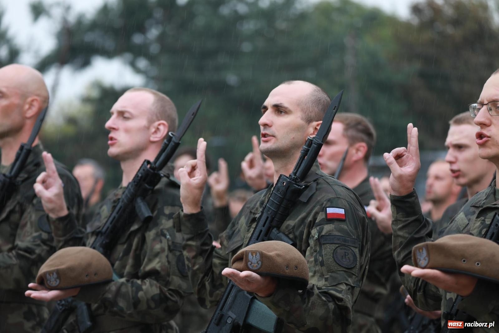 Zdjęcie w galerii na portalu naszraciborz.pl: Pierwsze takie wydarzenie w historii. Przysięga wojskowa w Kuźni Raciborskiej [FOTO i WIDEO] wiadomości z regionu