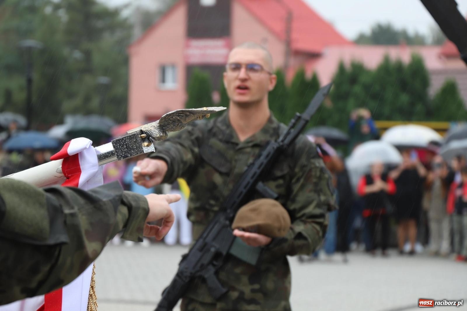 Zdjęcie w galerii na portalu naszraciborz.pl: Pierwsze takie wydarzenie w historii. Przysięga wojskowa w Kuźni Raciborskiej [FOTO i WIDEO] wiadomości z regionu