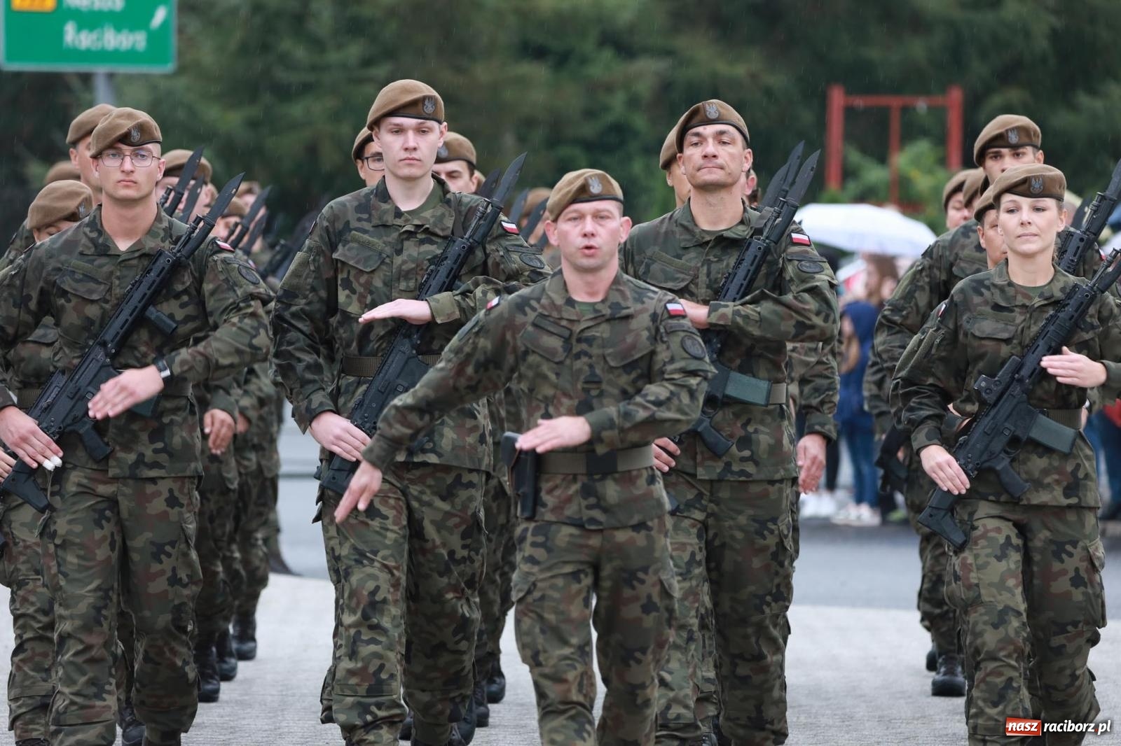Zdjęcie w galerii na portalu naszraciborz.pl: Pierwsze takie wydarzenie w historii. Przysięga wojskowa w Kuźni Raciborskiej [FOTO i WIDEO] wiadomości z regionu