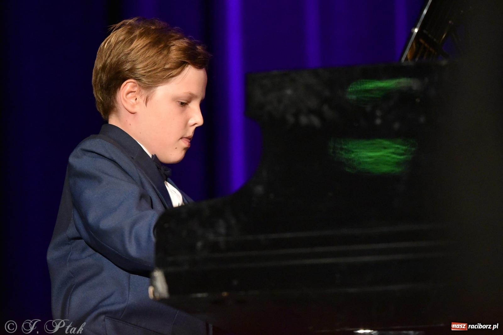 Zdjęcie w galerii na portalu naszraciborz.pl: Ivo Ciszek & VOLTAGE. Koncert Dobroczynny w RCK wiadomości z regionu