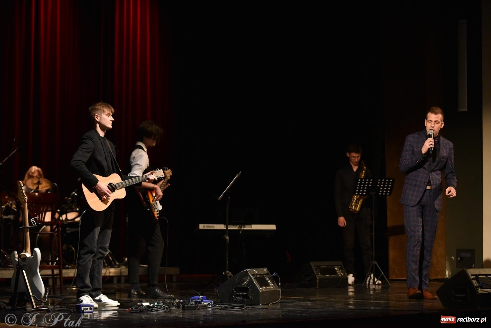 Zdjęcie w galerii na portalu naszraciborz.pl: Ivo Ciszek & VOLTAGE. Koncert Dobroczynny w RCK wiadomości z regionu