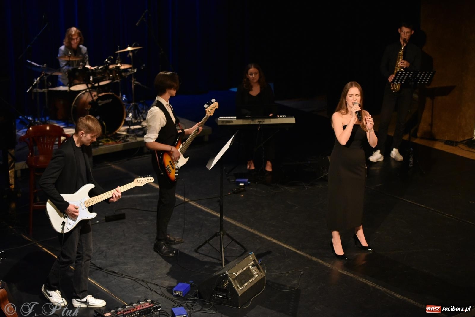 Zdjęcie w galerii na portalu naszraciborz.pl: Ivo Ciszek & VOLTAGE. Koncert Dobroczynny w RCK wiadomości z regionu