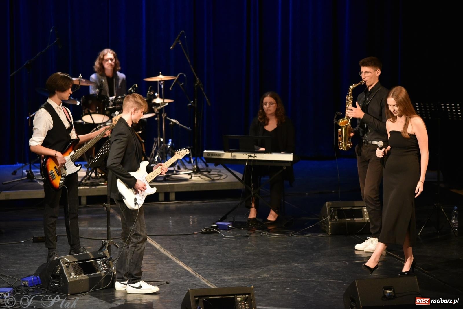 Zdjęcie w galerii na portalu naszraciborz.pl: Ivo Ciszek & VOLTAGE. Koncert Dobroczynny w RCK wiadomości z regionu