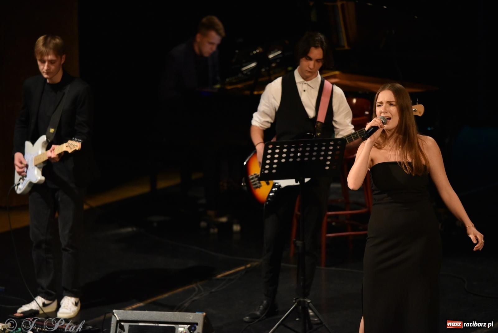 Zdjęcie w galerii na portalu naszraciborz.pl: Ivo Ciszek & VOLTAGE. Koncert Dobroczynny w RCK wiadomości z regionu