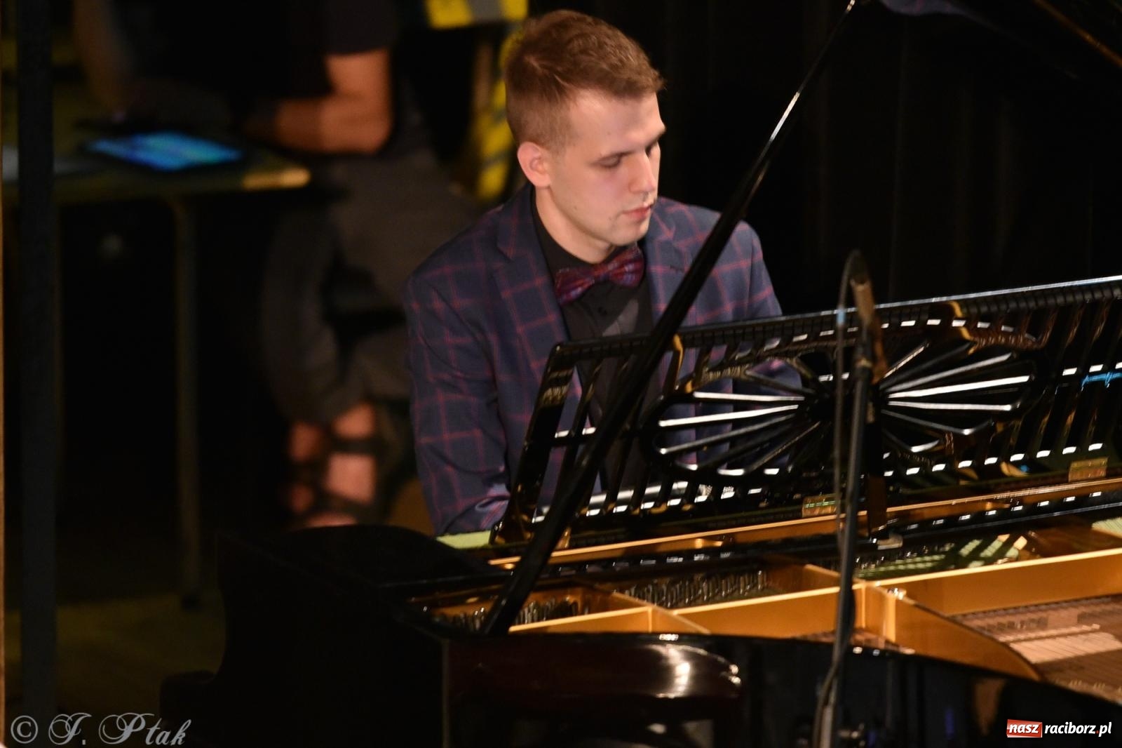 Zdjęcie w galerii na portalu naszraciborz.pl: Ivo Ciszek & VOLTAGE. Koncert Dobroczynny w RCK wiadomości z regionu