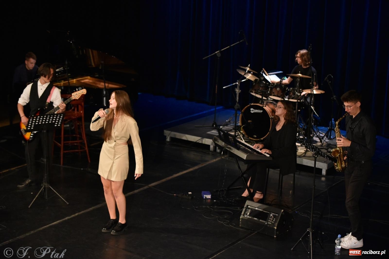 Zdjęcie w galerii na portalu naszraciborz.pl: Ivo Ciszek & VOLTAGE. Koncert Dobroczynny w RCK wiadomości z regionu