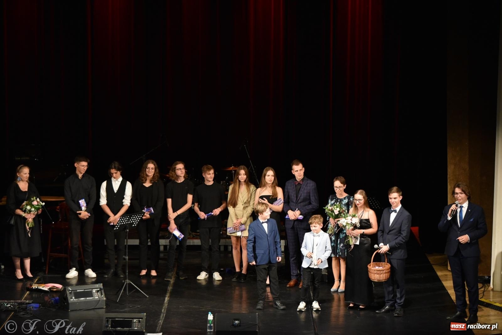 Zdjęcie w galerii na portalu naszraciborz.pl: Ivo Ciszek & VOLTAGE. Koncert Dobroczynny w RCK wiadomości z regionu