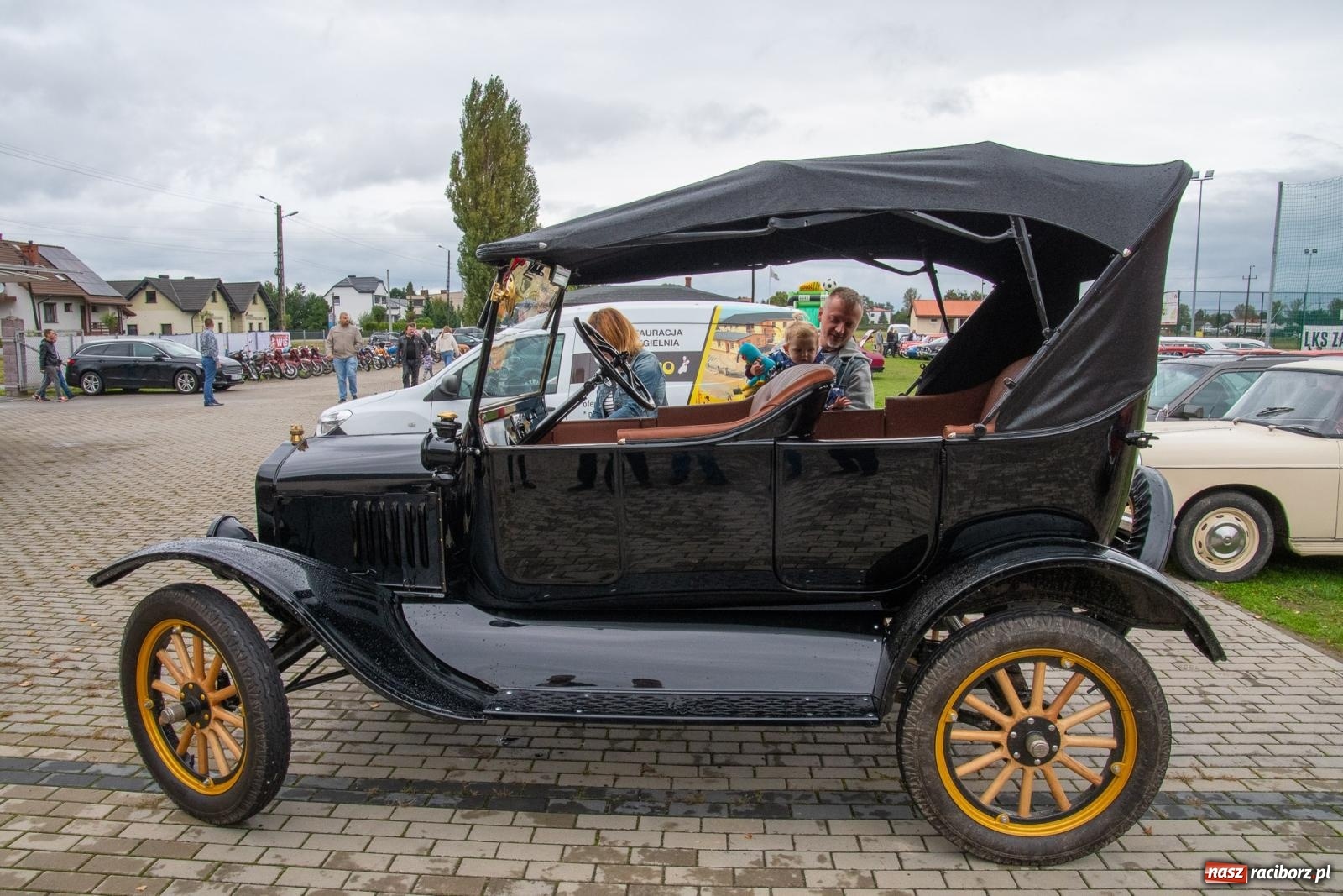 Zdjęcie w galerii na portalu naszraciborz.pl: Dziadek Teodor ozdobą zlotu oldtimerów w Zabełkowie [FOTO i WIDEO] wiadomości z regionu
