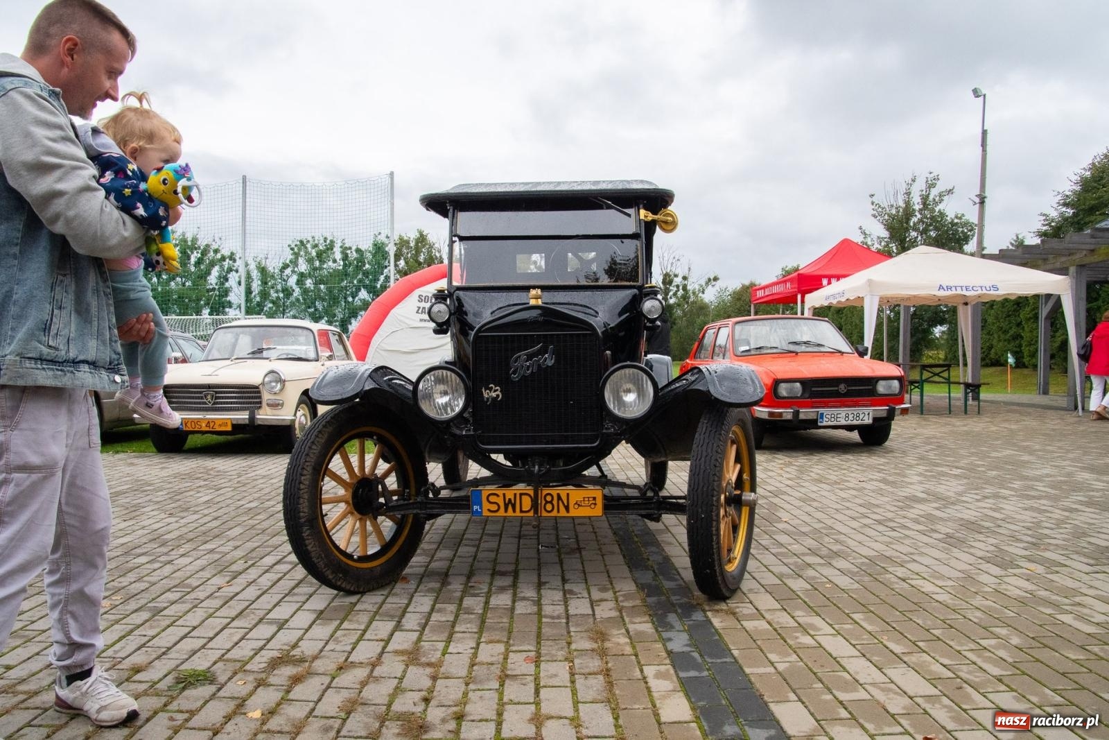 Zdjęcie w galerii na portalu naszraciborz.pl: Dziadek Teodor ozdobą zlotu oldtimerów w Zabełkowie [FOTO i WIDEO] wiadomości z regionu