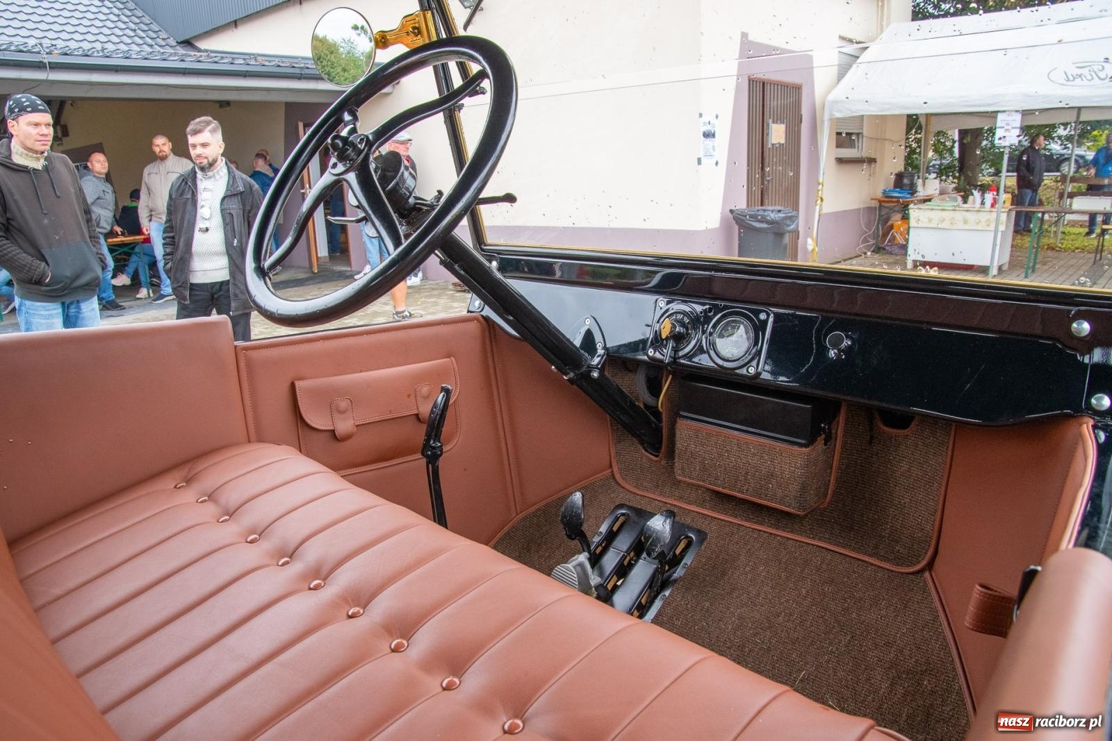 Zdjęcie w galerii na portalu naszraciborz.pl: Dziadek Teodor ozdobą zlotu oldtimerów w Zabełkowie [FOTO i WIDEO] wiadomości z regionu