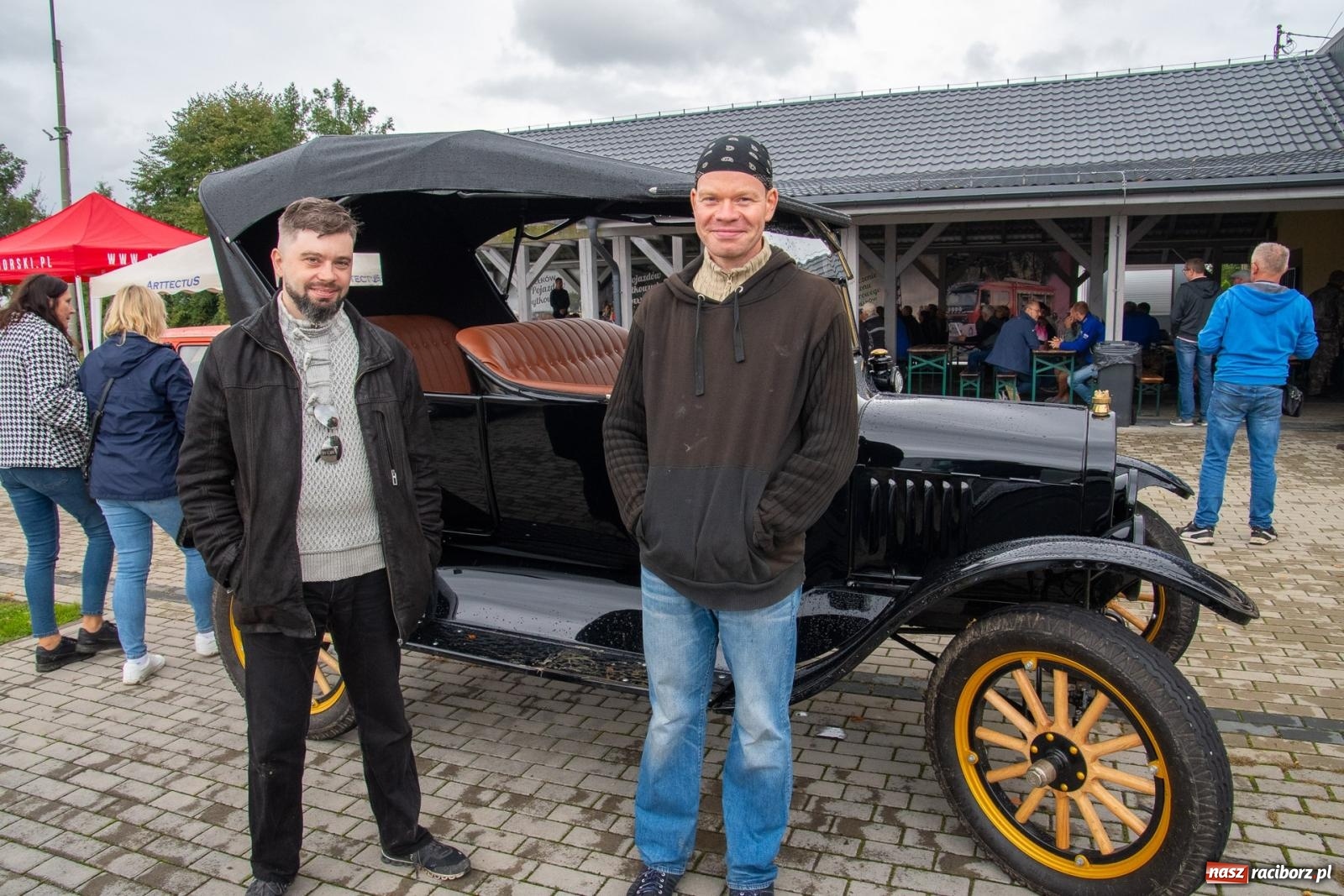 Zdjęcie w galerii na portalu naszraciborz.pl: Dziadek Teodor ozdobą zlotu oldtimerów w Zabełkowie [FOTO i WIDEO] wiadomości z regionu