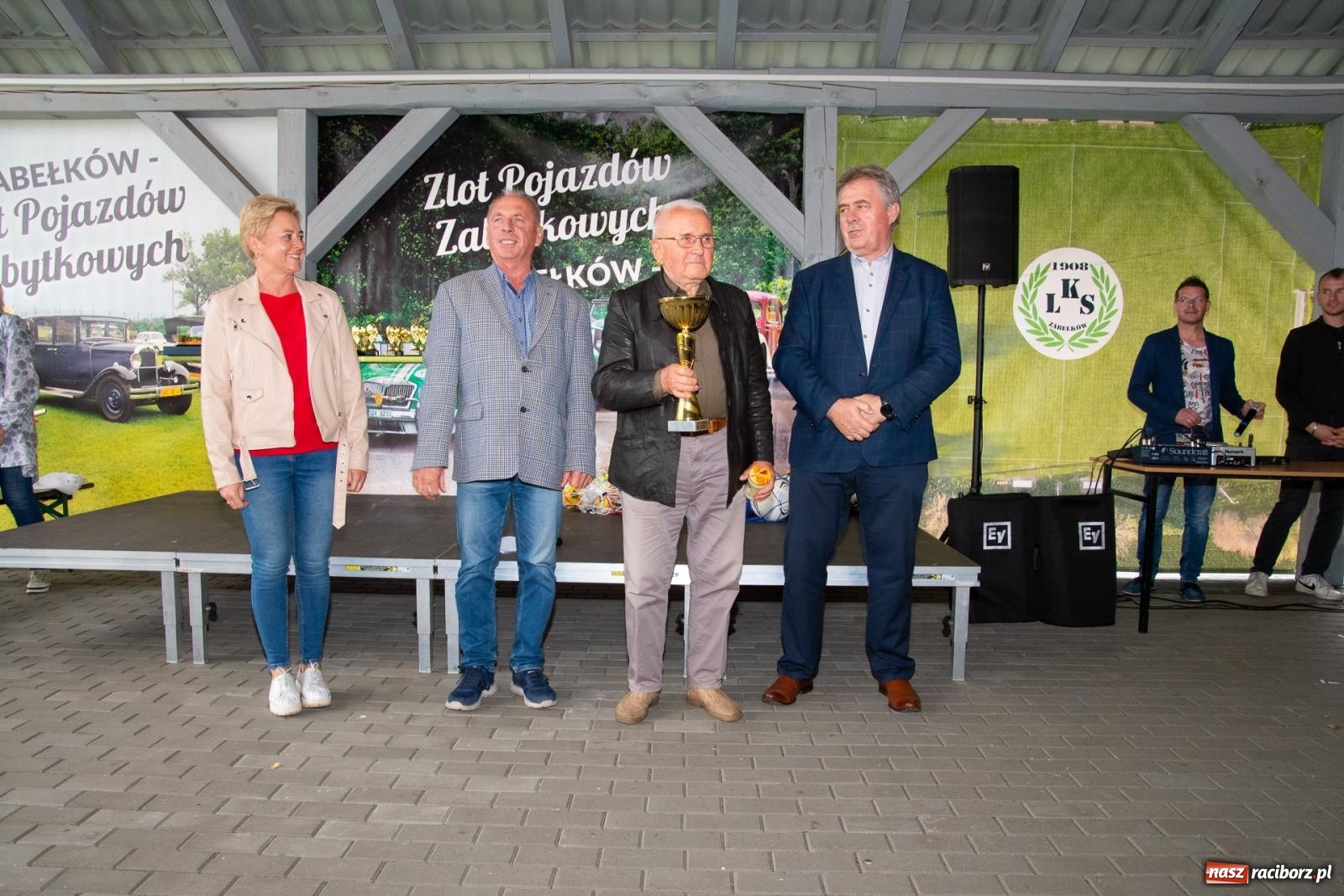 Zdjęcie w galerii na portalu naszraciborz.pl: Dziadek Teodor ozdobą zlotu oldtimerów w Zabełkowie [FOTO i WIDEO] wiadomości z regionu