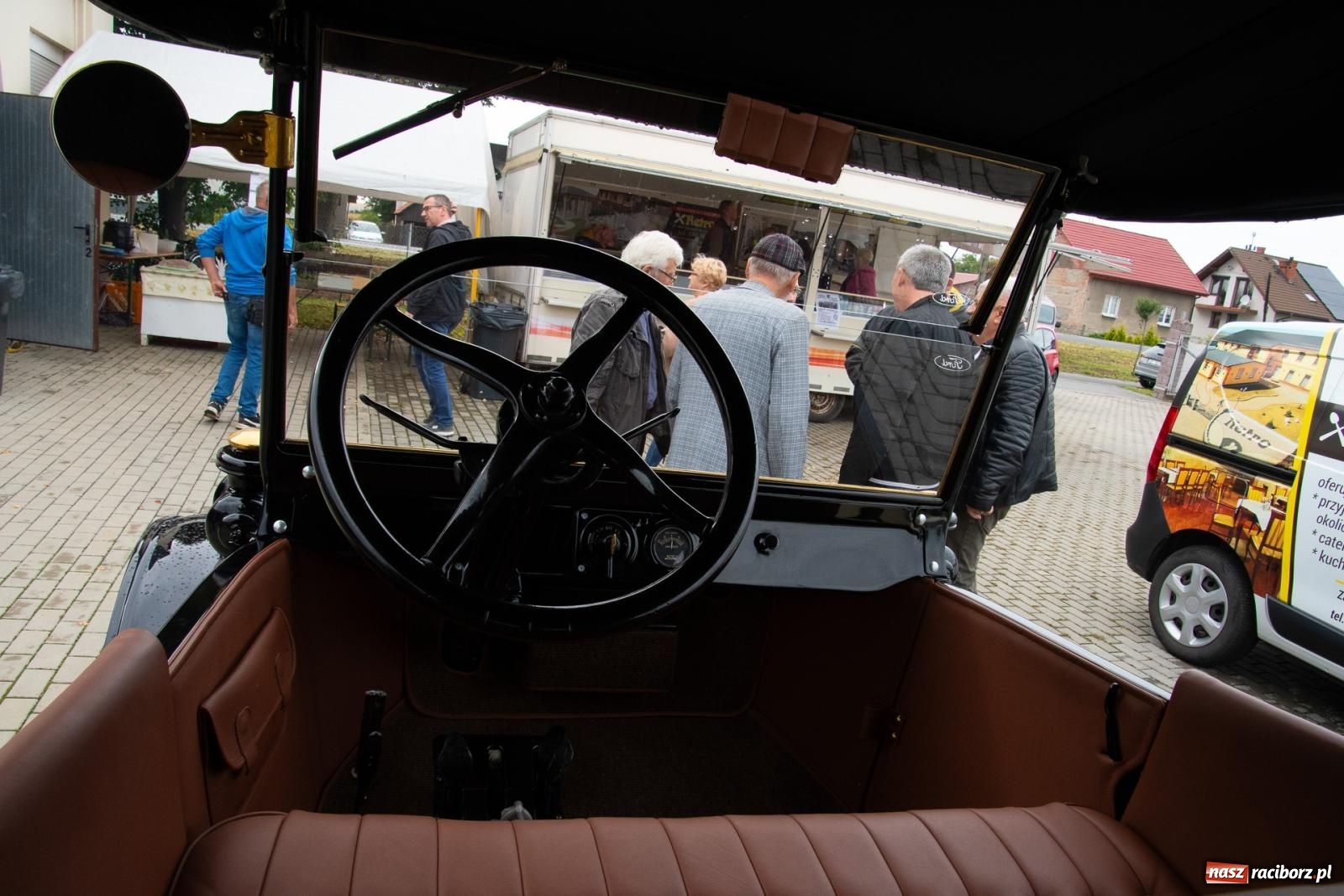 Zdjęcie w galerii na portalu naszraciborz.pl: Dziadek Teodor ozdobą zlotu oldtimerów w Zabełkowie [FOTO i WIDEO] wiadomości z regionu