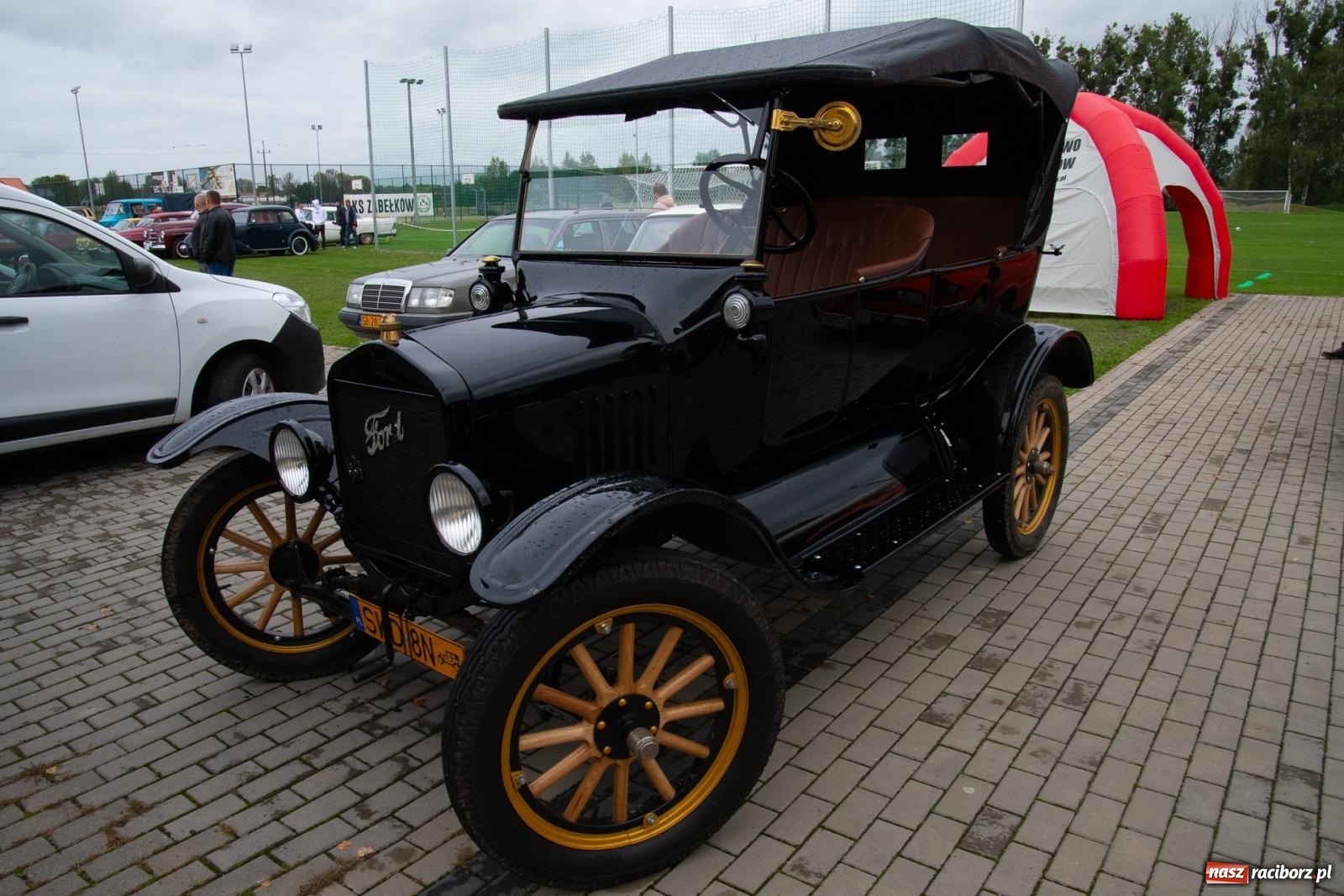 Zdjęcie w galerii na portalu naszraciborz.pl: Dziadek Teodor ozdobą zlotu oldtimerów w Zabełkowie [FOTO i WIDEO] wiadomości z regionu