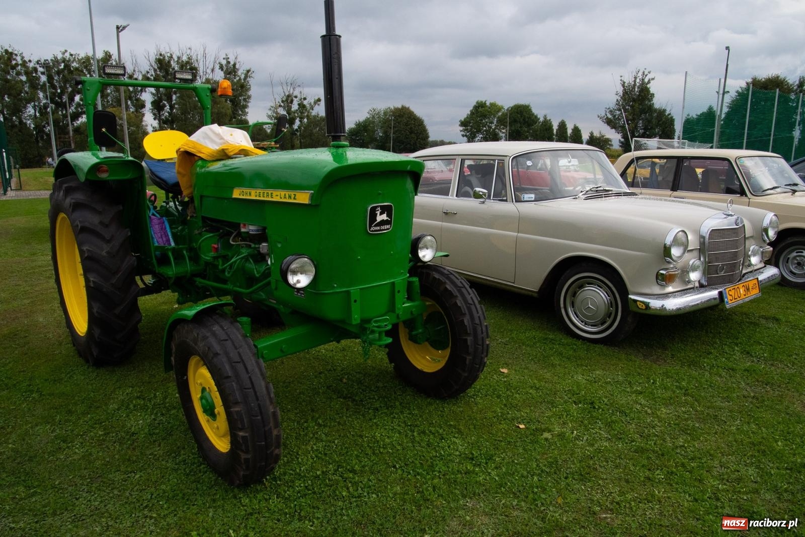 Zdjęcie w galerii na portalu naszraciborz.pl: Dziadek Teodor ozdobą zlotu oldtimerów w Zabełkowie [FOTO i WIDEO] wiadomości z regionu