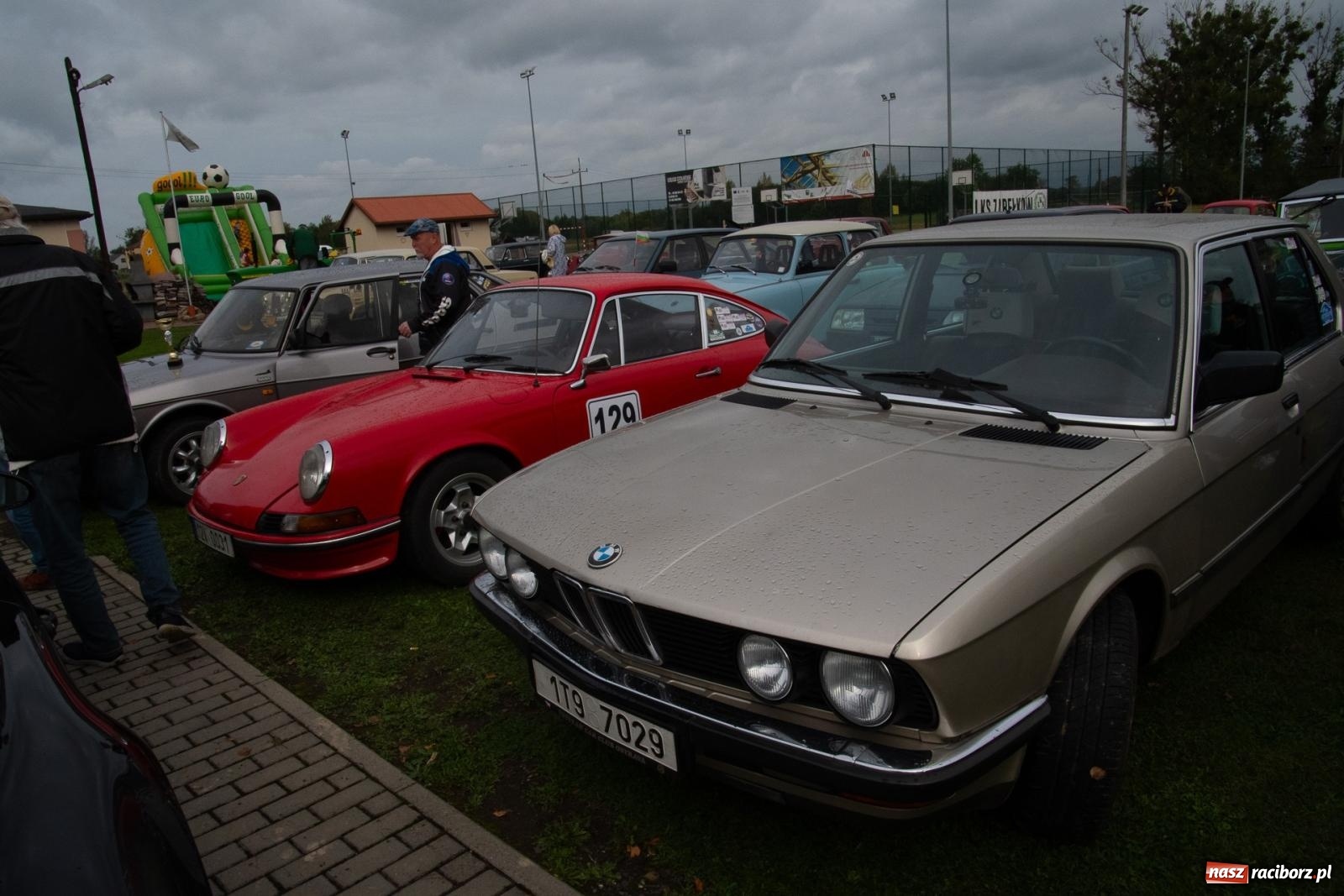 Zdjęcie w galerii na portalu naszraciborz.pl: Dziadek Teodor ozdobą zlotu oldtimerów w Zabełkowie [FOTO i WIDEO] wiadomości z regionu