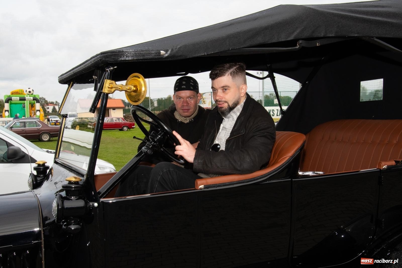 Zdjęcie w galerii na portalu naszraciborz.pl: Dziadek Teodor ozdobą zlotu oldtimerów w Zabełkowie [FOTO i WIDEO] wiadomości z regionu