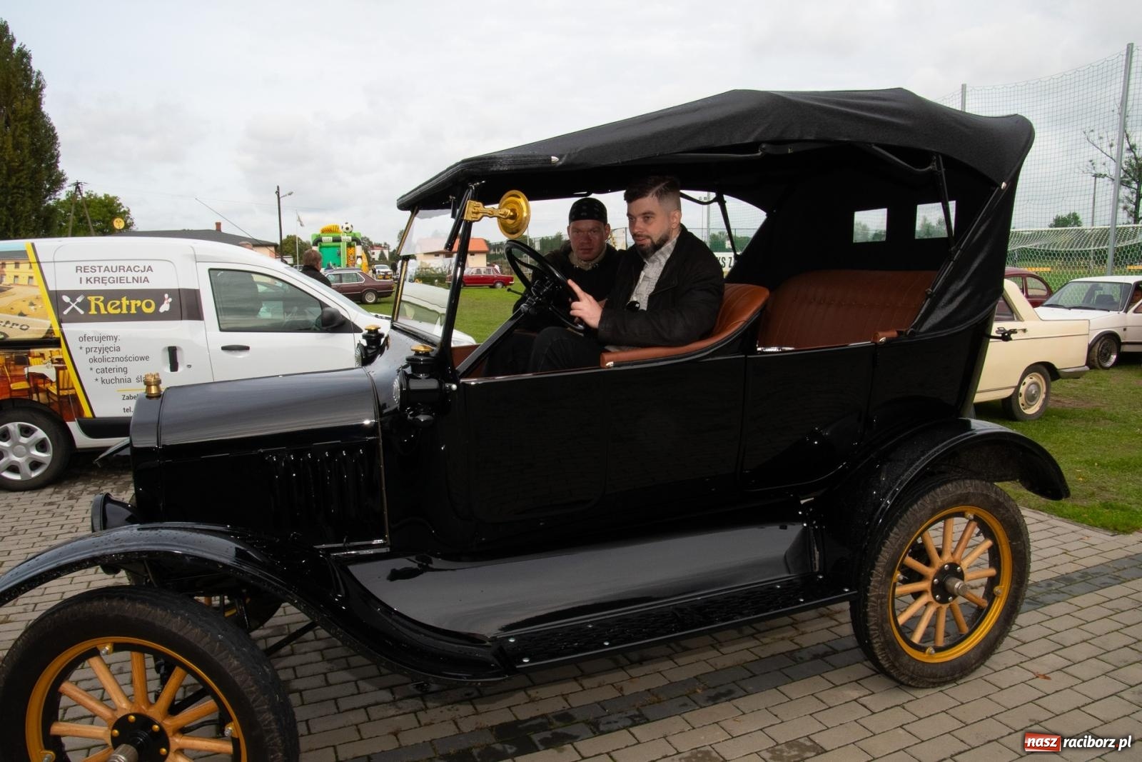 Zdjęcie w galerii na portalu naszraciborz.pl: Dziadek Teodor ozdobą zlotu oldtimerów w Zabełkowie [FOTO i WIDEO] wiadomości z regionu