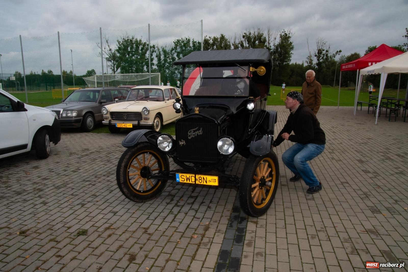 Zdjęcie w galerii na portalu naszraciborz.pl: Dziadek Teodor ozdobą zlotu oldtimerów w Zabełkowie [FOTO i WIDEO] wiadomości z regionu