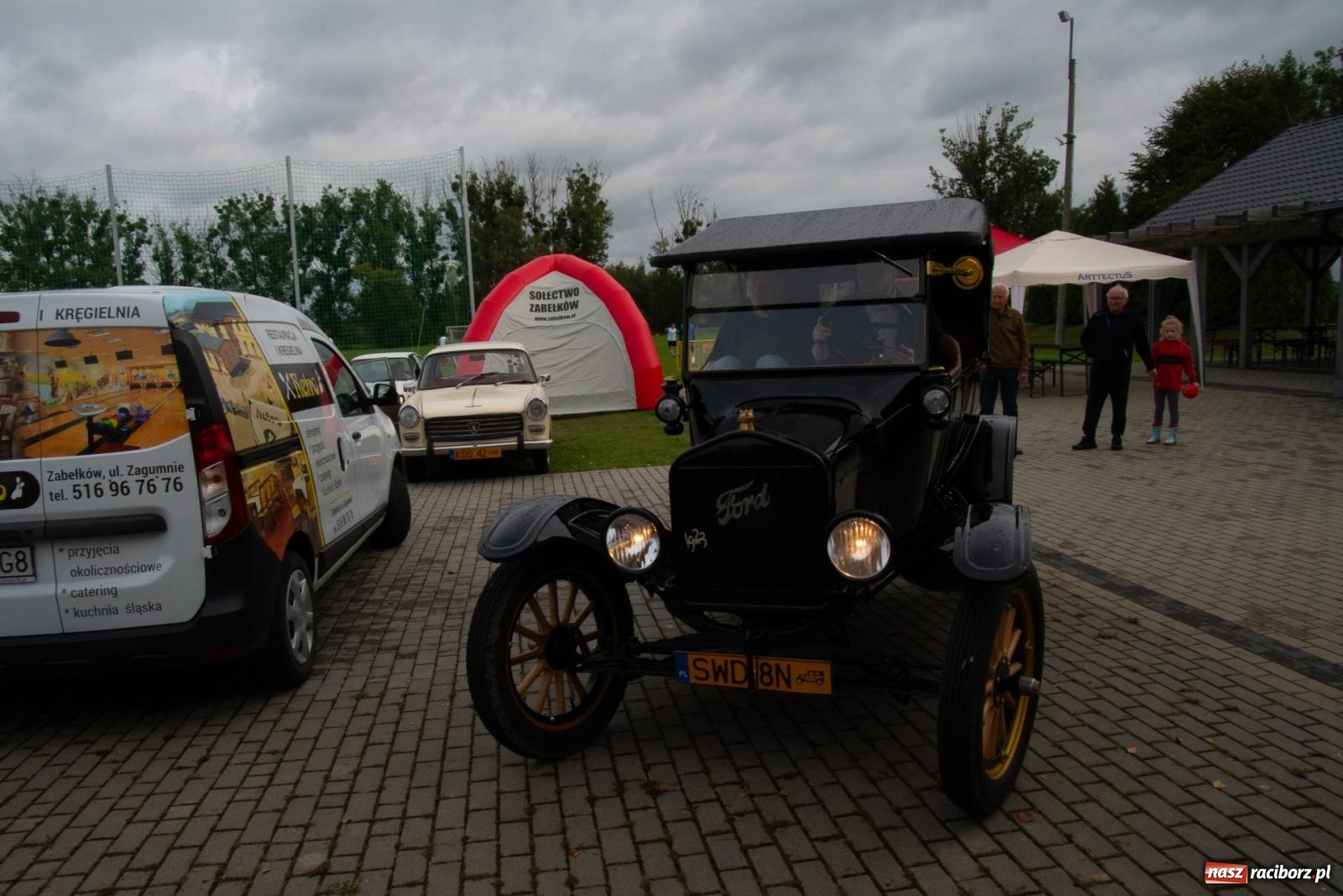 Zdjęcie w galerii na portalu naszraciborz.pl: Dziadek Teodor ozdobą zlotu oldtimerów w Zabełkowie [FOTO i WIDEO] wiadomości z regionu