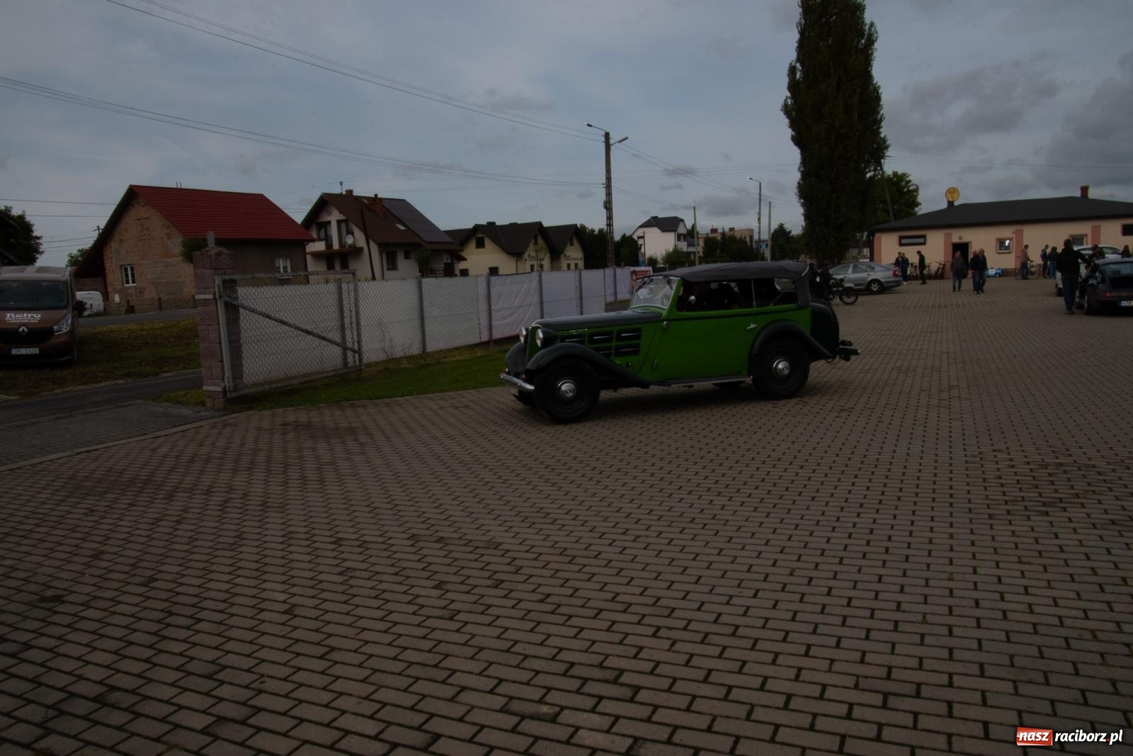Zdjęcie w galerii na portalu naszraciborz.pl: Dziadek Teodor ozdobą zlotu oldtimerów w Zabełkowie [FOTO i WIDEO] wiadomości z regionu
