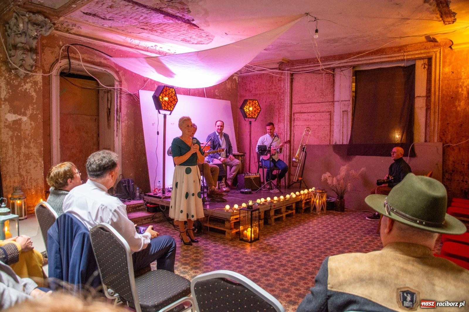Zdjęcie w galerii na portalu naszraciborz.pl: Krowiarki: słoneczne dźwięki w starym pałacu [FOTO i WIDEO] wiadomości z regionu