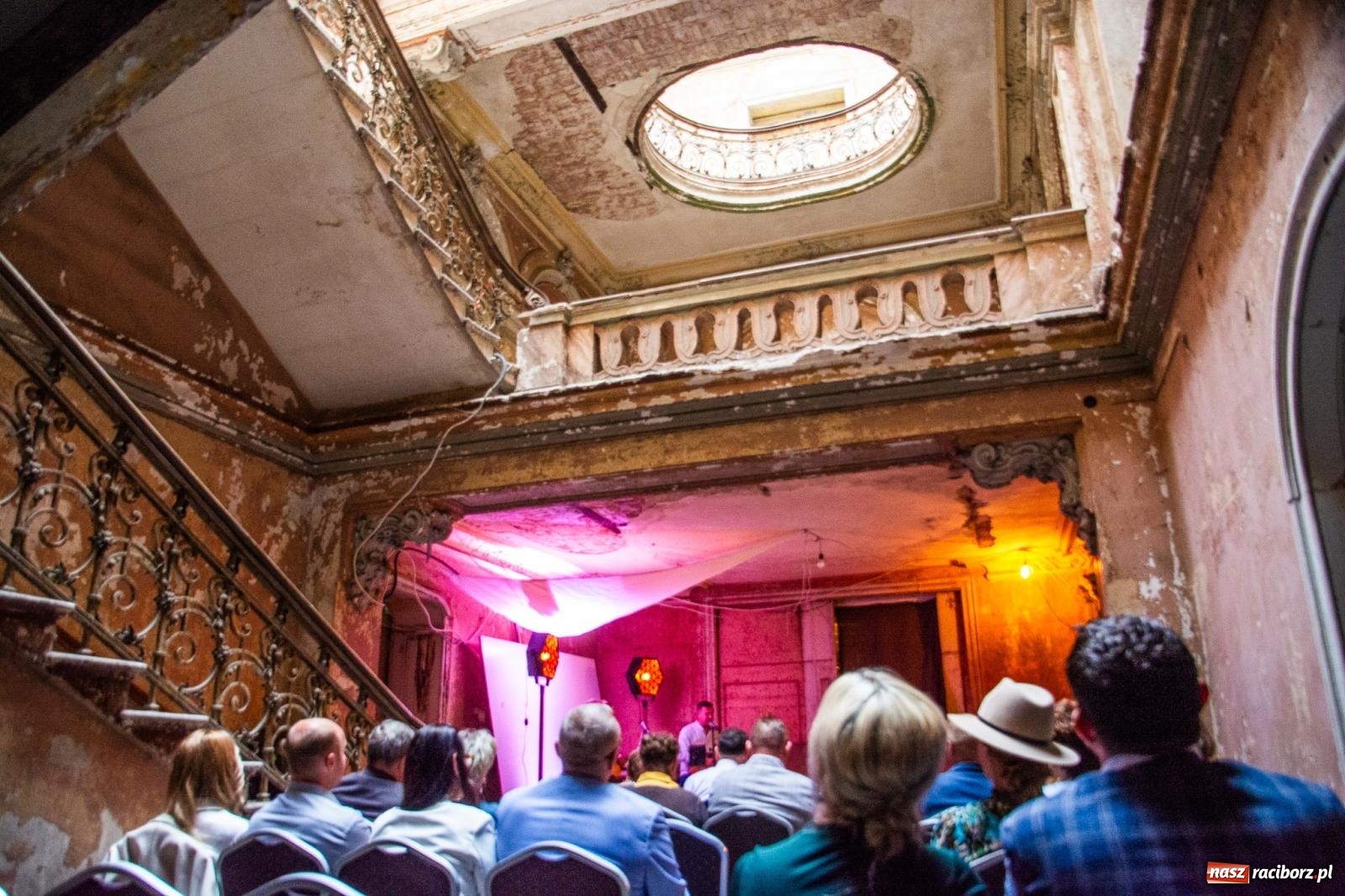 Zdjęcie w galerii na portalu naszraciborz.pl: Krowiarki: słoneczne dźwięki w starym pałacu [FOTO i WIDEO] wiadomości z regionu