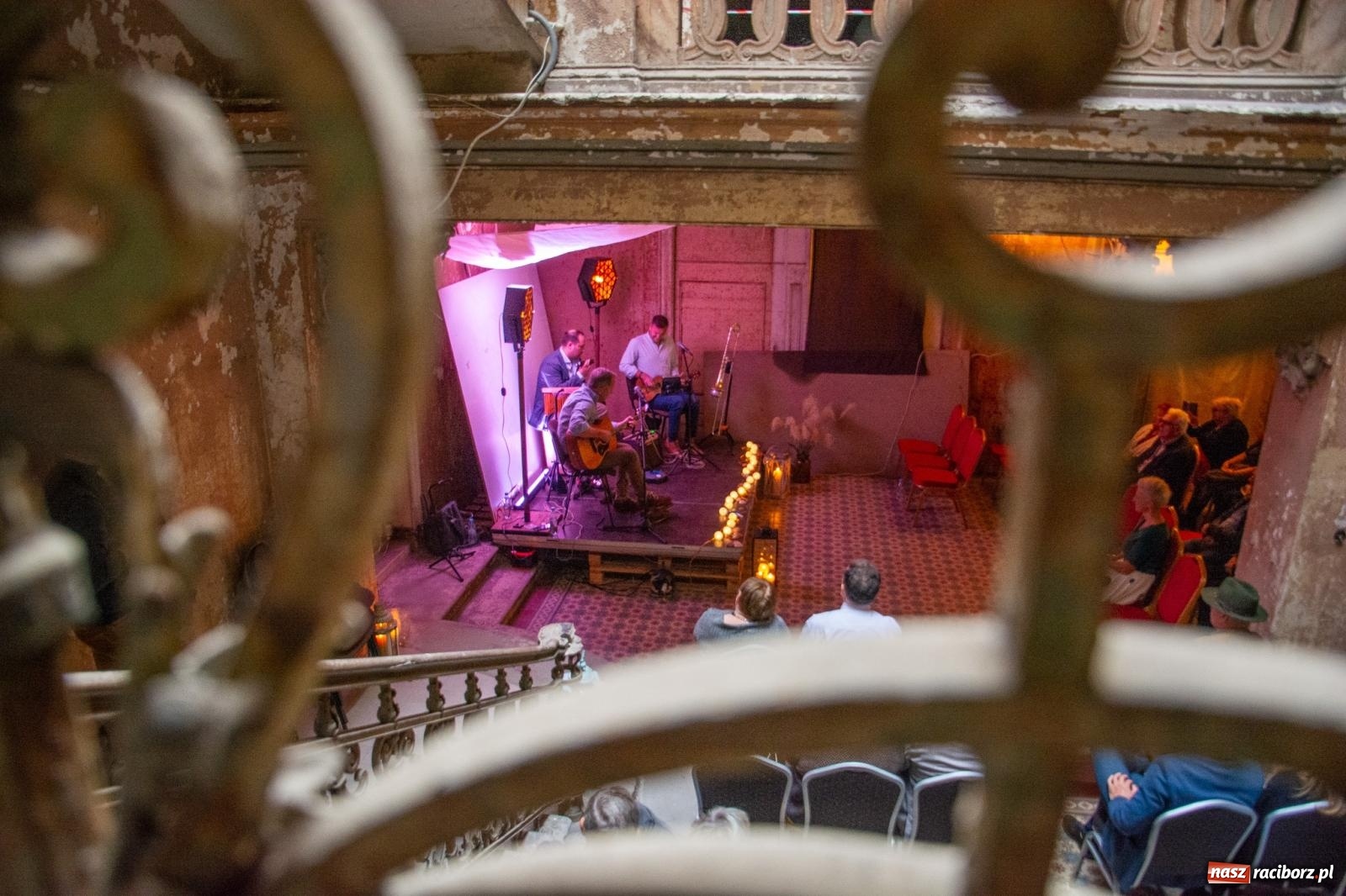 Zdjęcie w galerii na portalu naszraciborz.pl: Krowiarki: słoneczne dźwięki w starym pałacu [FOTO i WIDEO] wiadomości z regionu