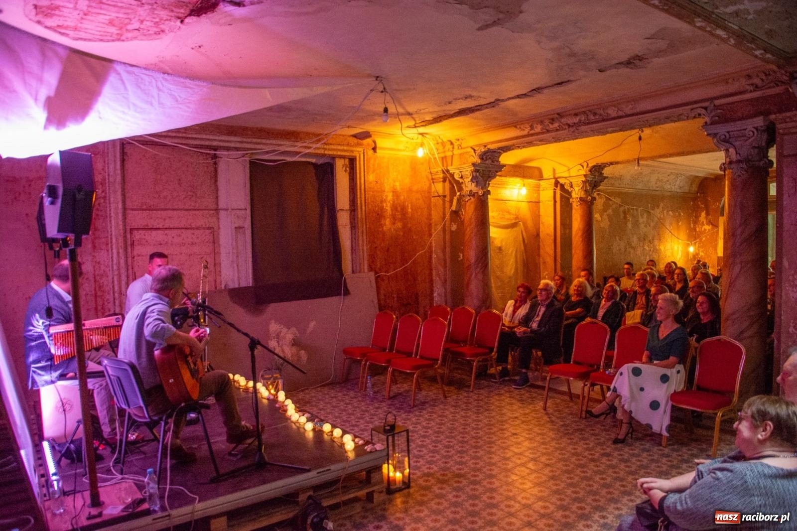 Zdjęcie w galerii na portalu naszraciborz.pl: Krowiarki: słoneczne dźwięki w starym pałacu [FOTO i WIDEO] wiadomości z regionu