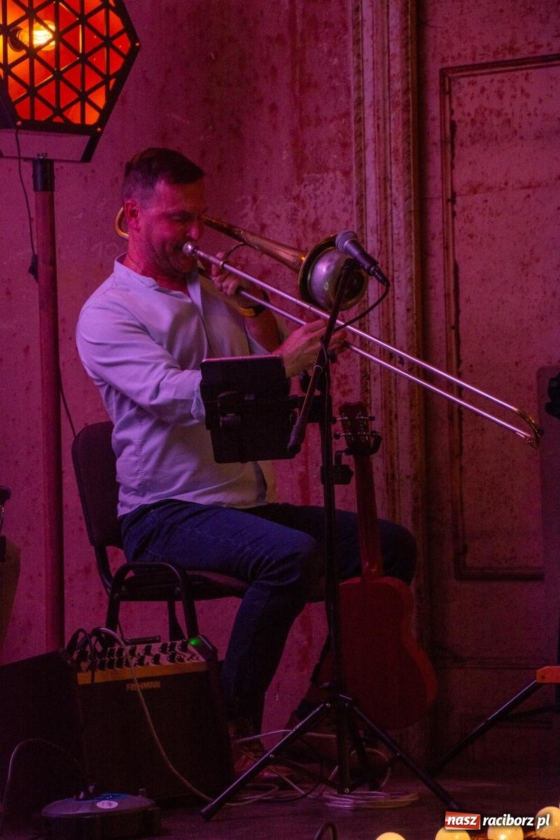 Zdjęcie w galerii na portalu naszraciborz.pl: Krowiarki: słoneczne dźwięki w starym pałacu [FOTO i WIDEO] wiadomości z regionu