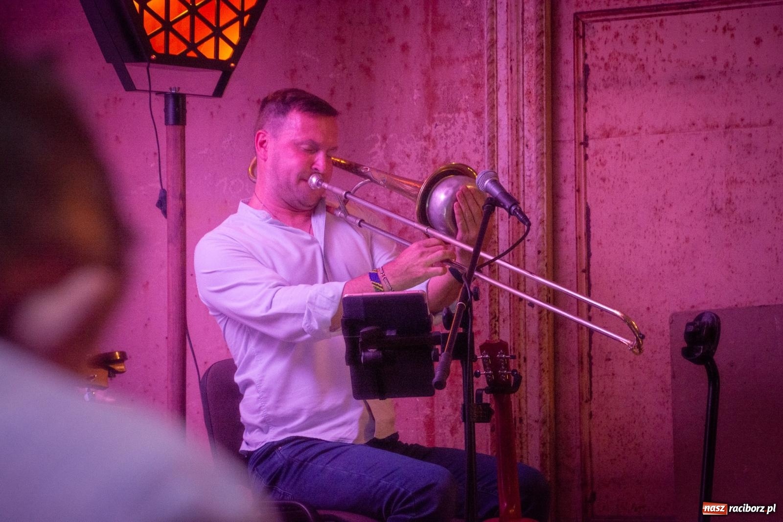 Zdjęcie w galerii na portalu naszraciborz.pl: Krowiarki: słoneczne dźwięki w starym pałacu [FOTO i WIDEO] wiadomości z regionu