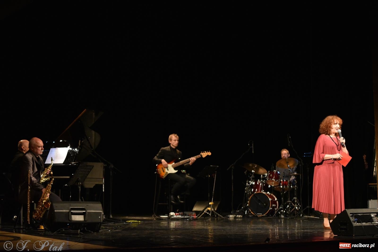 Zdjęcie w galerii na portalu naszraciborz.pl: Tych lat nie odda nikt. Rewia przebojów w RCK [FOTO i WIDEO] wiadomości z regionu