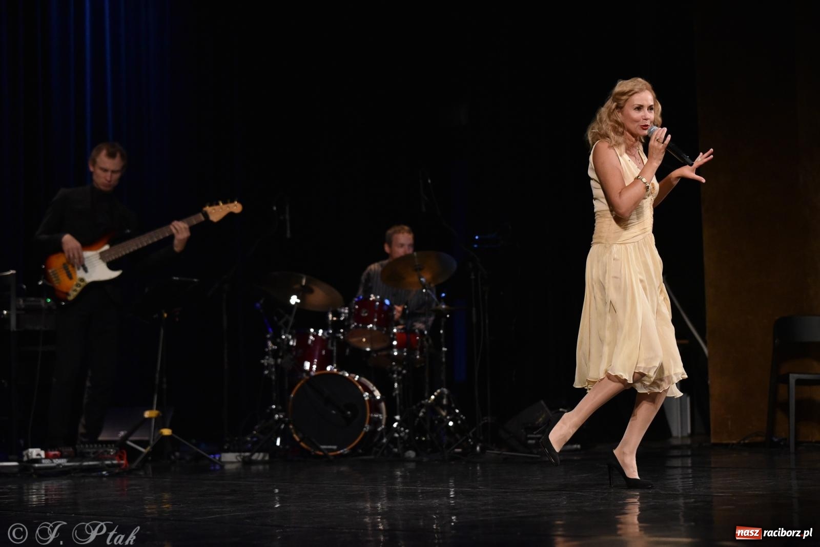 Zdjęcie w galerii na portalu naszraciborz.pl: Tych lat nie odda nikt. Rewia przebojów w RCK [FOTO i WIDEO] wiadomości z regionu